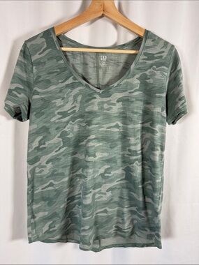 GAP Women's Green Camo V-Neck Short Sleeve Tee